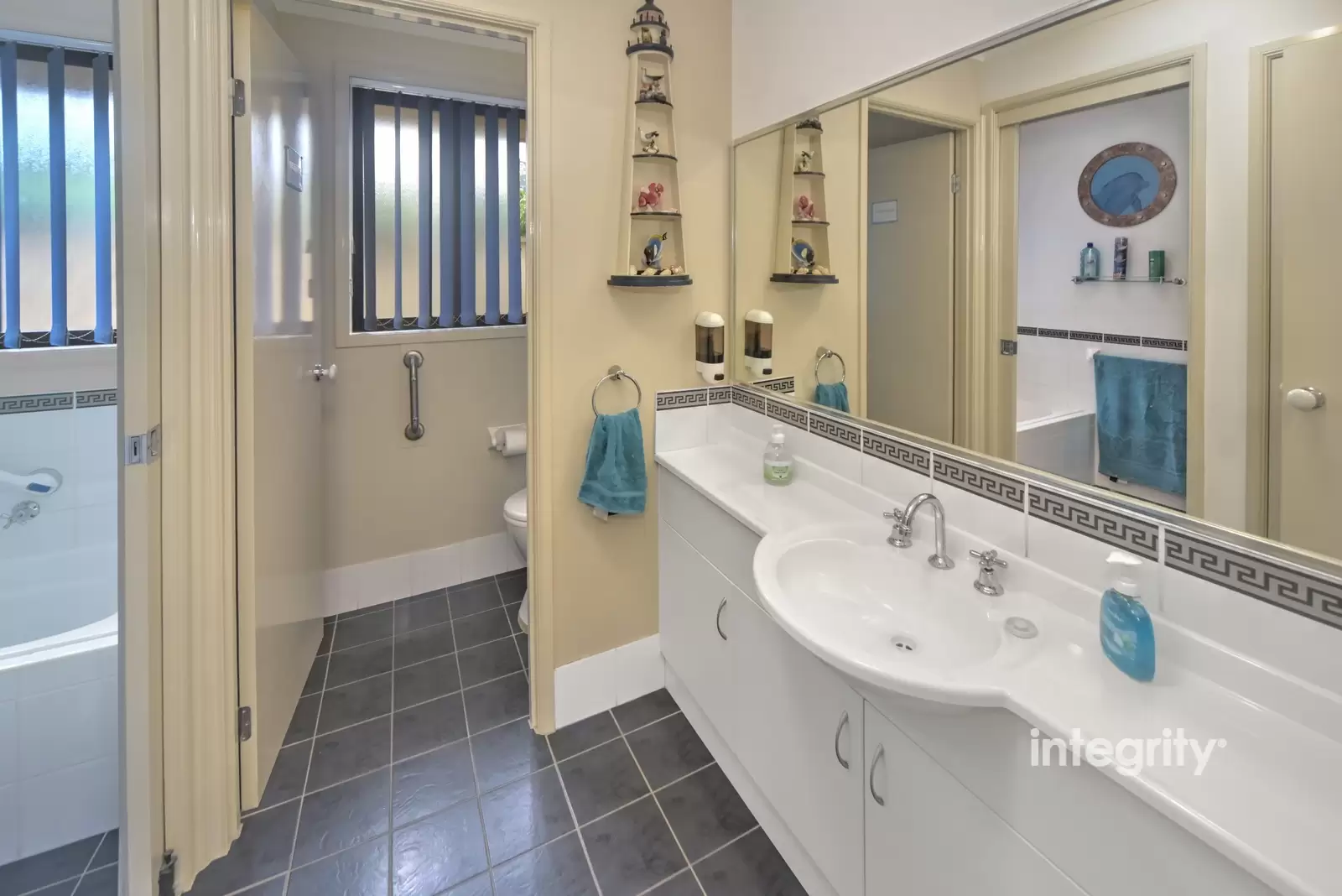 8 Carrington Park Drive, Nowra Sold by Integrity Real Estate - image 7