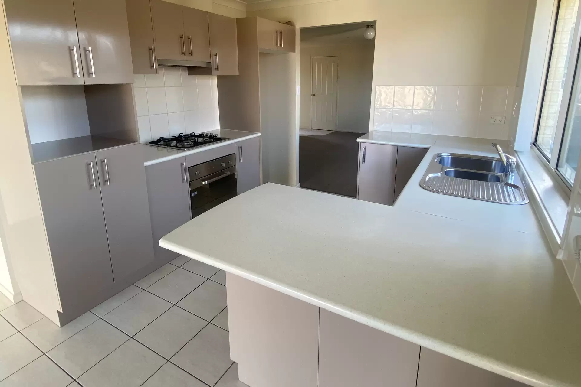 10/8 Meroo Road, Bomaderry Leased by Integrity Real Estate - image 3